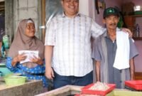 Wakil Ketua DPRD Jawa Tengah  Sarif Abdillah  bersama warga pesisir berinteraksi di tempat penjualan hasil laut, Senin (6/4/2026). Foto : Wawasannews.com