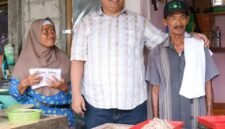 Ketua DPRD Jawa Tengah  Sarif Abdillah foto bersama warga pesisir berinteraksi di tempat penjualan hasil laut, Senin (6/4/2026). Foto : Wawasannews.com