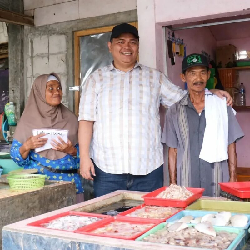 Ketua DPRD Jawa Tengah  Sarif Abdillah foto bersama warga pesisir berinteraksi di tempat penjualan hasil laut, Senin (6/4/2026). Foto : Wawasannews.com