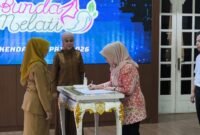 Bupati Kendal Dyah Kartika Permanasari (tengah) menandatangani kesepakatan bersama saat peluncuran program “Bunda Melati Plus” sebagai inovasi layanan administrasi kependudukan yang terintegrasi dengan fasilitas kesehatan dan BPJS Kesehatan, di Kendal, Senin (6/4/2026). Foto : Wawasannews.com