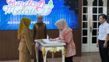 Bupati Kendal Dyah Kartika Permanasari (tengah) menandatangani kesepakatan bersama saat peluncuran program “Bunda Melati Plus” sebagai inovasi layanan administrasi kependudukan yang terintegrasi dengan fasilitas kesehatan dan BPJS Kesehatan, di Kendal, Senin (6/4/2026). Foto : Wawasannews.com