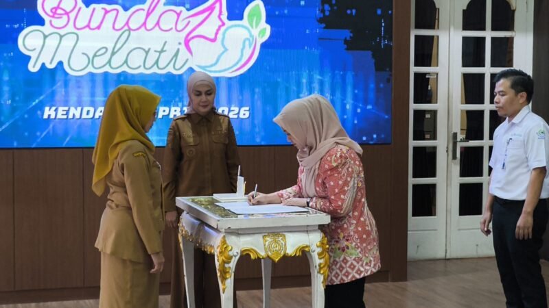 Bupati Kendal Dyah Kartika Permanasari (tengah) menandatangani kesepakatan bersama saat peluncuran program “Bunda Melati Plus” sebagai inovasi layanan administrasi kependudukan yang terintegrasi dengan fasilitas kesehatan dan BPJS Kesehatan, di Kendal, Senin (6/4/2026). Foto : Wawasannews.com