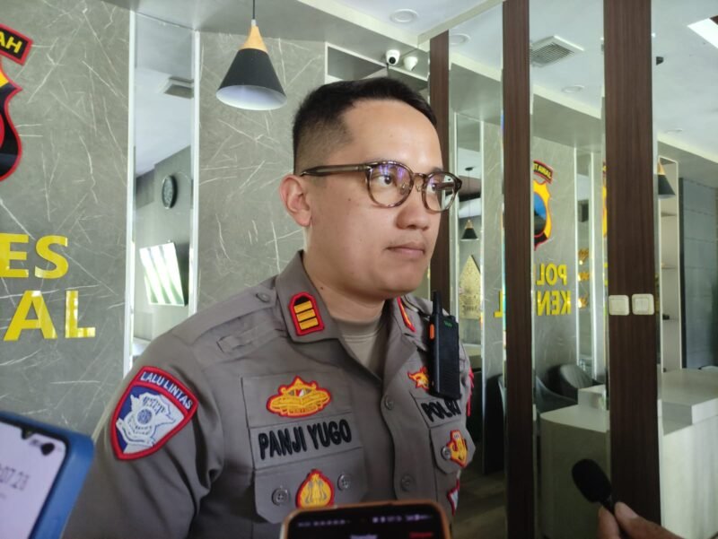 Kasat Lantas Polres Kendal, AKP Panji Yugo Putranto, saat memberikan keterangan kepada awak media terkait tingginya angka kecelakaan di jalur Weleri–Sukorejo di Mapolres Kendal, Selasa (7/4/2026). Foto : Wawasannews.com
