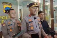 Kapolres Kendal AKBP Hendry Susanto Sianipar memberikan keterangan kepada awak media usai memimpin rapat koordinasi lintas sektoral terkait penanganan permasalahan KSP Bhakti Makmur Jaya di Mapolres Kendal, Selasa (7/4/2026). Foto wawasannews.com