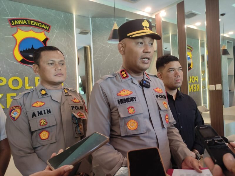 Kapolres Kendal AKBP Hendry Susanto Sianipar memberikan keterangan kepada awak media usai memimpin rapat koordinasi lintas sektoral terkait penanganan permasalahan KSP Bhakti Makmur Jaya di Mapolres Kendal, Selasa (7/4/2026). Foto wawasannews.com