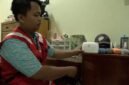 Petugas memasang instalasi internet di rumah warga Kendal.(Istimewa)
