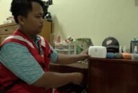 Petugas memasang instalasi internet di rumah warga Kendal.(Istimewa)