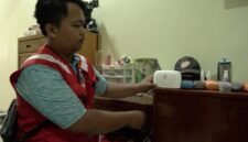 Petugas memasang instalasi internet di rumah warga Kendal.(Istimewa)