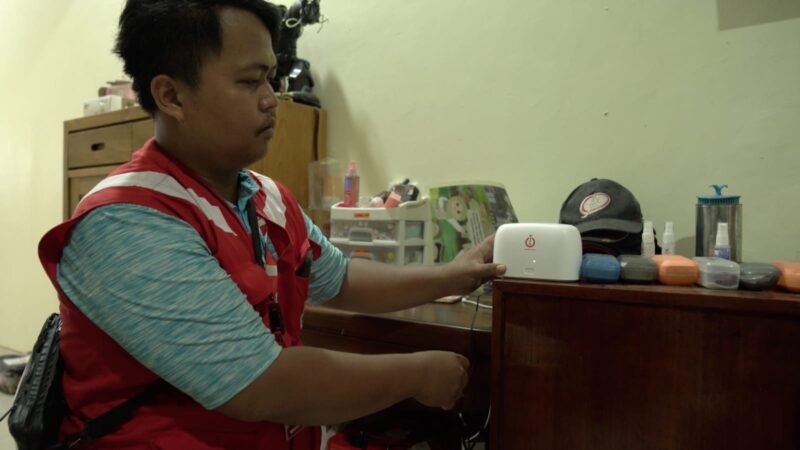 Petugas memasang instalasi internet di rumah warga Kendal.(Istimewa)