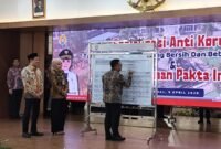 Ketua DPRD Kendal Mahfud Sodiq, menandatangani pakta integritas dalam kegiatan sosialisasi pencegahan korupsi bersama KPK di Pendopo Tumenggung Bahurekso Kendal, Kamis (9/4/2026). Foto : Wawasannews.com