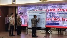 Perwakilan pejabat Ketua DPRD Kendal Mahfud Sodiq, sebelah kiri Bupati Kendal Diyah Kartika Permatasari, Wakil Bupati H Bany Karnadi menandatangani pakta integritas dalam kegiatan sosialisasi pencegahan korupsi bersama KPK di Pendopo Tumenggung Bahurekso Kendal, Kamis (9/4/2026). Foto : Wawasannews.com