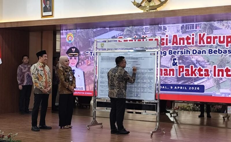 Ketua DPRD Kendal Mahfud Sodiq, menandatangani pakta integritas dalam kegiatan sosialisasi pencegahan korupsi bersama KPK di Pendopo Tumenggung Bahurekso Kendal, Kamis (9/4/2026). Foto : Wawasannews.com