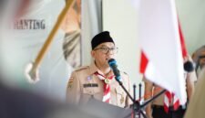 Ketua Kwarcab Kendal, Mahfud Sodiq, memberikan sambutan dalam kegiatan pelantikan Mabiran dan Kwaran Gerakan Pramuka Kecamatan Ringinarum, Jumat (10/4/2026). Foto : Wawasannews.com