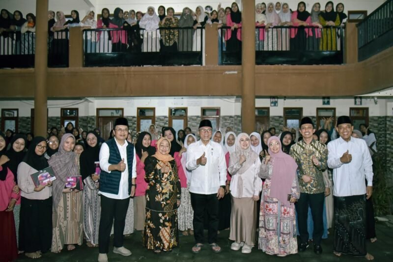 Menko Pangan RI Zulkifli Hasan saat berkunjung ke Ponpes di Jombang Jawa Timur, Kamis (9/4/2026).(Istimewa)