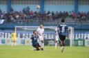 Pemain PSIS Semarang dan Persiku Kudus berebut bola dalam laga lanjutan Pegadaian Championship 2025/26 di Stadion Wergu Wetan, Kudus. Foto : Wawasannews.com