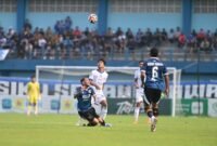 Pemain PSIS Semarang dan Persiku Kudus berebut bola dalam laga lanjutan Pegadaian Championship 2025/26 di Stadion Wergu Wetan, Kudus. Foto : Wawasannews.com