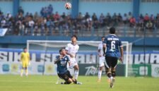Pemain PSIS Semarang dan Persiku Kudus berebut bola dalam laga lanjutan Pegadaian Championship 2025/26 di Stadion Wergu Wetan, Kudus. Foto : Wawasannews.com