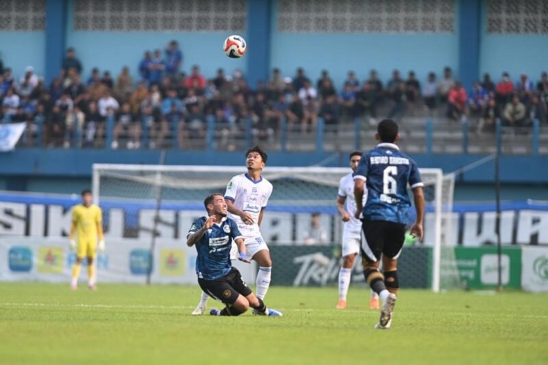 Pemain PSIS Semarang dan Persiku Kudus berebut bola dalam laga lanjutan Pegadaian Championship 2025/26 di Stadion Wergu Wetan, Kudus. Foto : Wawasannews.com