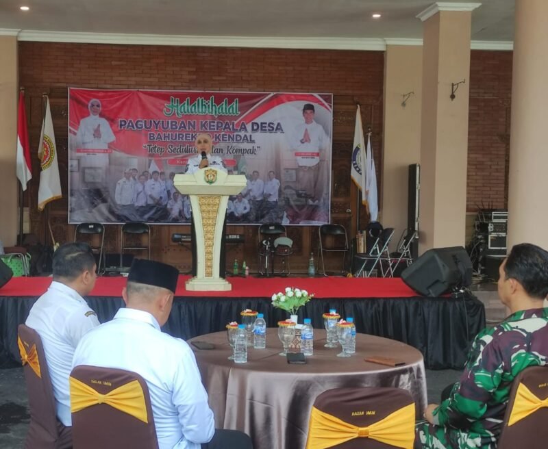 Bupati Kendal Dyah Kartika Permatasari menyampaikan sambutan dalam acara halalbihalal Paguyuban Kepala Desa Bahurekso Kabupaten Kendal yang digelar di rumah dinas bupati, Rabu (15/4/2026). Foto : Wawasannews.com