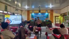 Sekretaris Kwartir Cabang (Kwarcab) Kendal, Eko Hadiwiyatno, saat menyampaikan materi dalam kegiatan sosialisasi akreditasi gugus depan Gerakan Pramuka di SD Negeri 1 Patukangan, Rabu (15/4/2026). Foto : Wawasannews.com