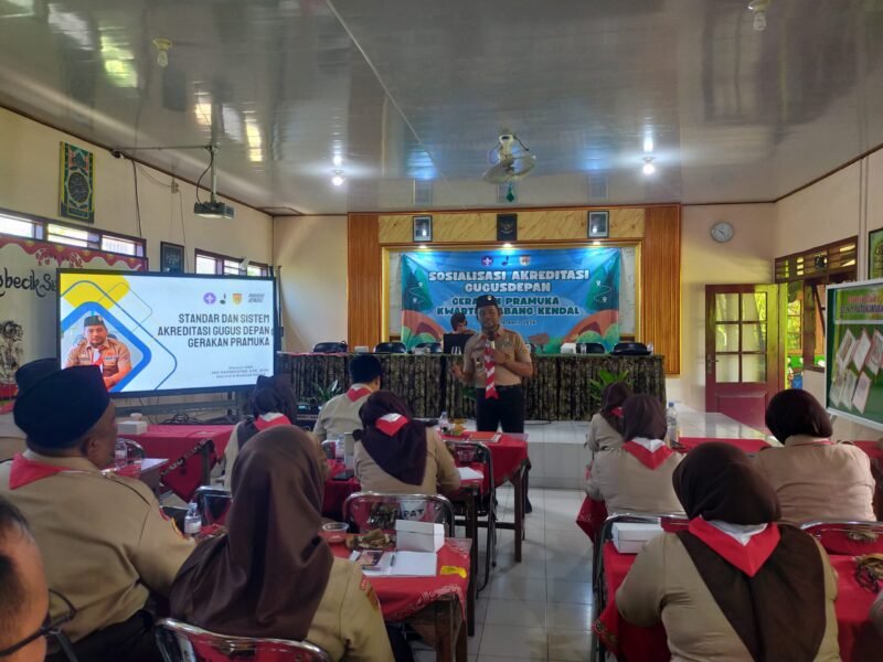 Sekretaris Kwartir Cabang (Kwarcab) Kendal, Eko Hadiwiyatno, saat menyampaikan materi dalam kegiatan sosialisasi akreditasi gugus depan Gerakan Pramuka di SD Negeri 1 Patukangan, Rabu (15/4/2026). Foto : Wawasannews.com