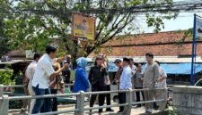 Sisca Meritania, Ketua Komisi C DPRD Kendal (baju hitam) serta Anggota Komisi C DPRD Kabupaten Kendal bersama jajaran OPD terkait saat melakukan sidak di kawasan Kaliwungu, Kamis (16/4/2026). Foto : Wawasannews.com