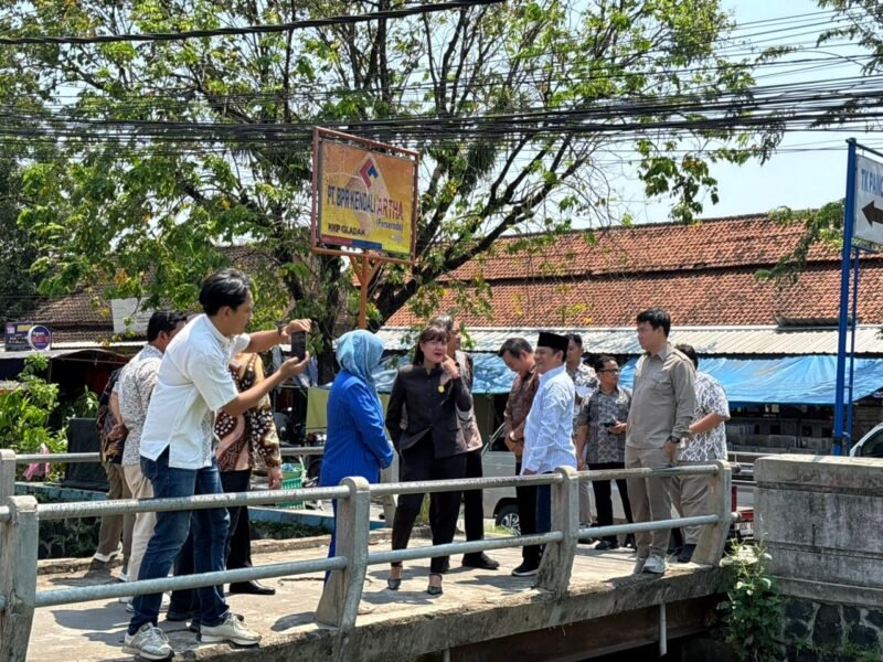 Sisca Meritania, Ketua Komisi C DPRD Kendal (baju hitam) serta Anggota Komisi C DPRD Kabupaten Kendal bersama jajaran OPD terkait saat melakukan sidak di kawasan Kaliwungu, Kamis (16/4/2026). Foto : Wawasannews.com