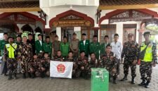 Banser Satkorkel Sedayu bersama kader Ansor berfoto bersama usai melaksanakan ziarah di Makam Kyai Guru KH. Asy’ari, Kaliwungu Selatan, Kendal, dalam rangka kegiatan touring dan penguatan nilai spiritual serta kebersamaan, Ahad (19/4/2026). Foto : Wawasannews.com