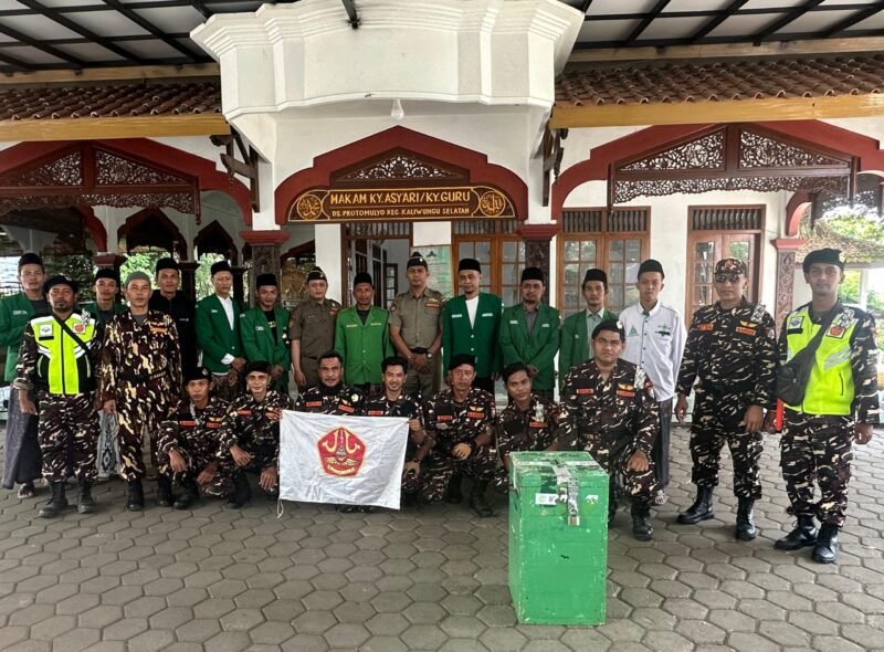 Banser Satkorkel Sedayu bersama kader Ansor berfoto bersama usai melaksanakan ziarah di Makam Kyai Guru KH. Asy’ari, Kaliwungu Selatan, Kendal, dalam rangka kegiatan touring dan penguatan nilai spiritual serta kebersamaan, Ahad (19/4/2026). Foto : Wawasannews.com