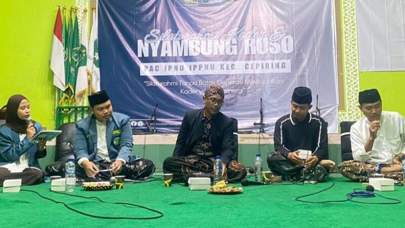 Dari kiri ke kanan, rekanita Ana rekan faqih (Moderator), Dwi Ganjar (narasumber), Ahmad Robith Umama (narasumber), dan Abdul Khabib (narasumber) saat kegiatan Halal Bihalal dan Silaturahmi Kader bertajuk “Nyambung Roso” PAC IPNU–IPPNU Kecamatan Cepiring di Gedung MWC NU Cepiring, Sabtu (18/4/2026). Foto : Wawasannews.com