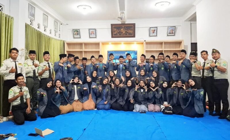 Jajaran pengurus dan anggota IPNU–IPPNU Kabupaten Kendal berfoto bersama usai pelaksanaan Rapat Koordinasi Cabang (Rakorcab) di Gedung Aswaja PCNU Kendal, Jumat (17/4/2026). Foto : Wawasannews.com