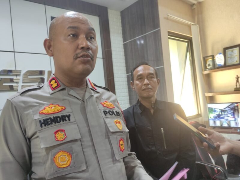 Kapolres Kendal AKBP Hendry Susanto Sianipar memberikan keterangan kepada awak media terkait kasus tawuran yang terjadi di Kelurahan Ngilir, Kecamatan Kendal, di Mapolres Kendal, Senin (20/4/2026). Foto : Wawasannews.com