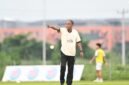 Kas Hartadi memberikan instruksi kepada para pemain saat memimpin sesi latihan PSIS Semarang, jelang dua laga penentuan di akhir musim kompetisi. Foto : Wawasannews.com
