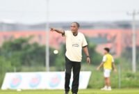 Kas Hartadi memberikan instruksi kepada para pemain saat memimpin sesi latihan PSIS Semarang, jelang dua laga penentuan di akhir musim kompetisi. Foto : Wawasannews.com