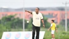 Kas Hartadi memberikan instruksi kepada para pemain saat memimpin sesi latihan PSIS Semarang, jelang dua laga penentuan di akhir musim kompetisi. Foto : Wawasannews.com