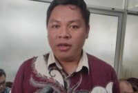 Khasanudin Ketua KPU Kabupaten Kendal memberikan keterangan kepada awak media terkait proses Pergantian Antarwaktu (PAW) anggota DPRD Kendal di Kantor KPU Kabupaten Kendal. Foto : Wawasanews.com
