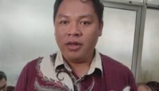 Khasanudin Ketua KPU Kabupaten Kendal memberikan keterangan kepada awak media terkait proses Pergantian Antarwaktu (PAW) anggota DPRD Kendal di Kantor KPU Kabupaten Kendal. Foto : Wawasanews.com