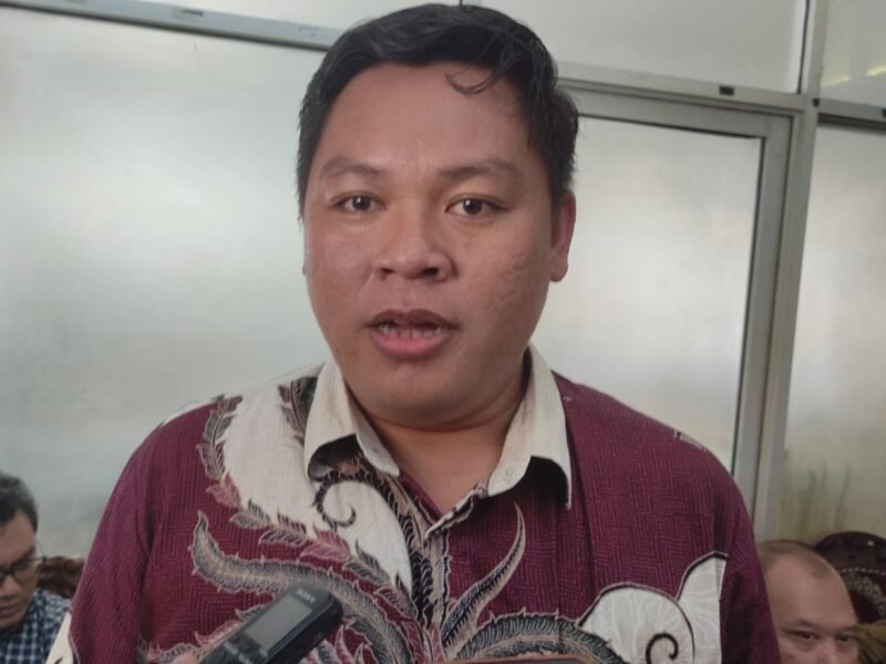 Khasanudin Ketua KPU Kabupaten Kendal memberikan keterangan kepada awak media terkait proses Pergantian Antarwaktu (PAW) anggota DPRD Kendal di Kantor KPU Kabupaten Kendal. Foto : Wawasanews.com