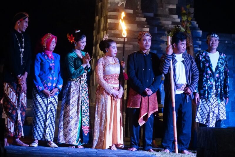 Para pemain drama musikal Kali Damar yang mengangkat kisah sejarah dan legenda Weleri, dipentaskan di Teras Nirwana Boja, Kabupaten Kendal. Foto : Wawasannews.com