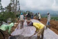 Personel TNI bersama warga bergotong royong mengerjakan pembangunan jalan dalam program TMMD Sengkuyung Tahap II Tahun 2026 di Desa Bringinsari, Kecamatan Sukorejo, Kabupaten Kendal. Foto : Wawasannews.com