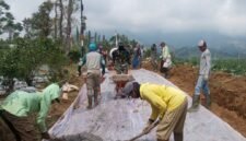 Personel TNI bersama warga bergotong royong mengerjakan pembangunan jalan dalam program TMMD Sengkuyung Tahap II Tahun 2026 di Desa Bringinsari, Kecamatan Sukorejo, Kabupaten Kendal. Foto : Wawasannews.com