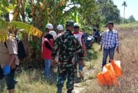Petugas gabungan bersama warga mengevakuasi temuan kerangka manusia di area persawahan Desa Pidodo Wetan, Kecamatan Patebon, Kabupaten Kendal. Foto : Wawasannews.com