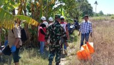Petugas gabungan bersama warga mengevakuasi temuan kerangka manusia di area persawahan Desa Pidodo Wetan, Kecamatan Patebon, Kabupaten Kendal. Foto : Wawasannews.com