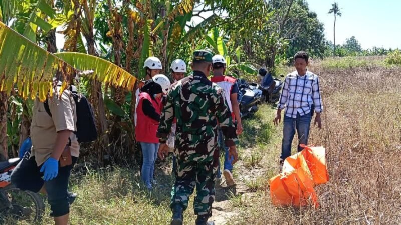 Petugas gabungan bersama warga mengevakuasi temuan kerangka manusia di area persawahan Desa Pidodo Wetan, Kecamatan Patebon, Kabupaten Kendal. Foto : Wawasannews.com