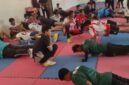 Ratusan atlet Kabupaten Kendal mengikuti tes fisik berupa push up dan latihan kebugaran lainnya sebagai bagian dari persiapan menghadapi Porprov Jawa Tengah 2026 di Stadion Utama Kendal. Foto : Wawasannews.com