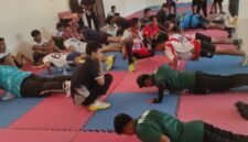 Ratusan atlet Kabupaten Kendal mengikuti tes fisik berupa push up dan latihan kebugaran lainnya sebagai bagian dari persiapan menghadapi Porprov Jawa Tengah 2026 di Stadion Utama Kendal. Foto : Wawasannews.com