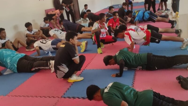 Ratusan atlet Kabupaten Kendal mengikuti tes fisik berupa push up dan latihan kebugaran lainnya sebagai bagian dari persiapan menghadapi Porprov Jawa Tengah 2026 di Stadion Utama Kendal. Foto : Wawasannews.com