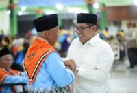 Ketua DPRD Kendal Mahfud Sodiq berbincang dengan salah satu jamaah calon haji saat prosesi pelepasan di Pendopo Kabupaten Kendal. Foto : Wawasannews.com