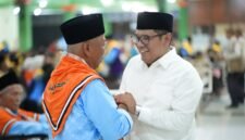 Ketua DPRD Kendal Mahfud Sodiq berbincang dengan salah satu jamaah calon haji saat prosesi pelepasan di Pendopo Kabupaten Kendal. Foto : Wawasannews.com