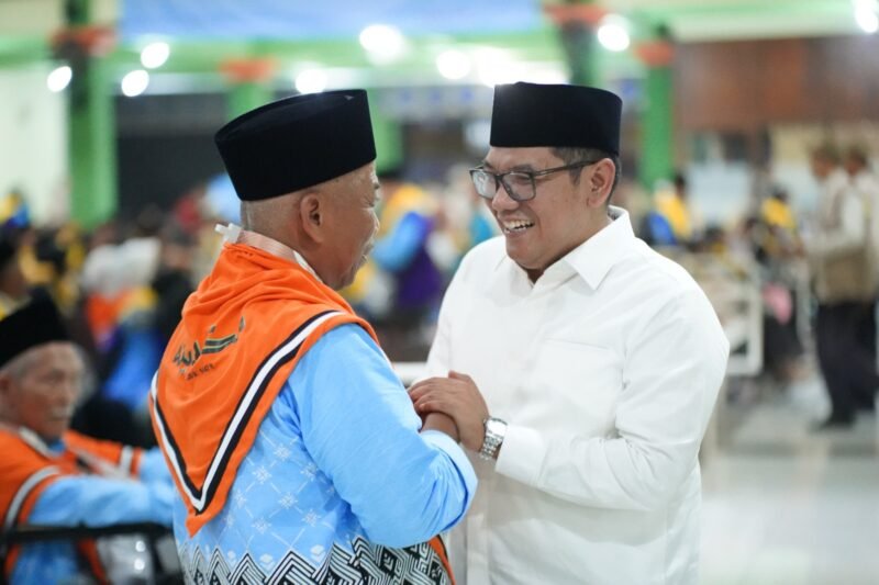 Ketua DPRD Kendal Mahfud Sodiq berbincang dengan salah satu jamaah calon haji saat prosesi pelepasan di Pendopo Kabupaten Kendal. Foto : Wawasannews.com